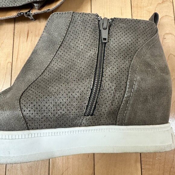 DOLCE VITA Kalista Perforated Wedge Sneaker Bootie Size 8.5 - Picture 4 of 10